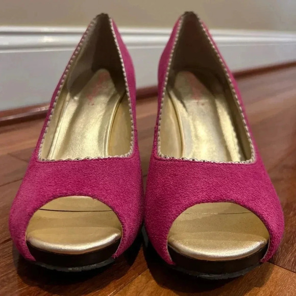 NWOB Lilly Pulitzer Fuchsia w/ Gold Trim Suede Peep Toe Wedge Pumps-Women’s 6.5M - Picture 3 of 7